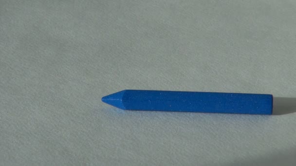 Синий цвет восковых карандашей пастельной краски инструмент художника — стоковое видео