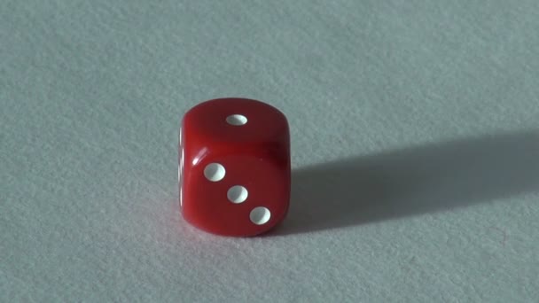 1 één rode bot dobbelstenen bordspel. casino van de keuze — Stockvideo