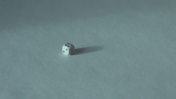 Τέσσερις Άσπρο Οστό Ζάρια Επιτραπέζιο Παιχνίδι Καζίνο Νικητής Επιλογής — Αρχείο Βίντεο