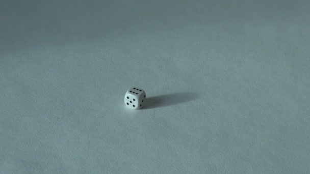 Έξι 6 άσπρο οστό ζάρια επιτραπέζιο παιχνίδι. επιλογή καζίνο — Αρχείο Βίντεο