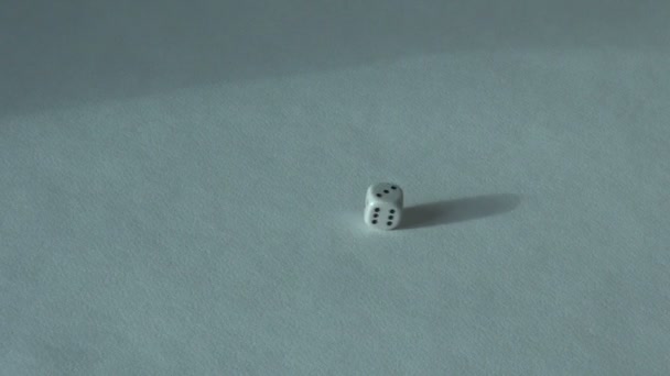 Três 3 jogo de tabuleiro de dados de osso branco. casino escolha — Vídeo de Stock