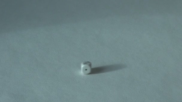 Πέντε 5 άσπρο οστό ζάρια επιτραπέζιο παιχνίδι. επιλογή καζίνο — Αρχείο Βίντεο