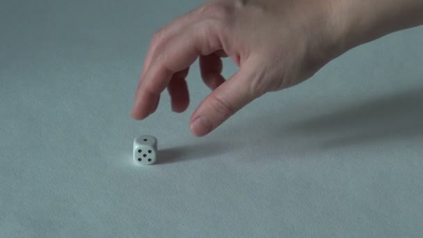 Seis 6 e um 1 jogo de tabuleiro de dados de ossos brancos. casino escolha — Vídeo de Stock