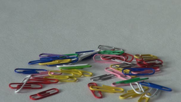 Vele paperclips kantoorbenodigdheden — Stockvideo