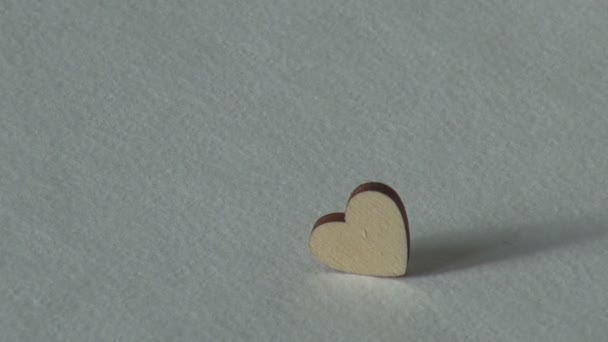 Concepto de amor. Corazón de madera. Día de San Valentín — Vídeos de Stock