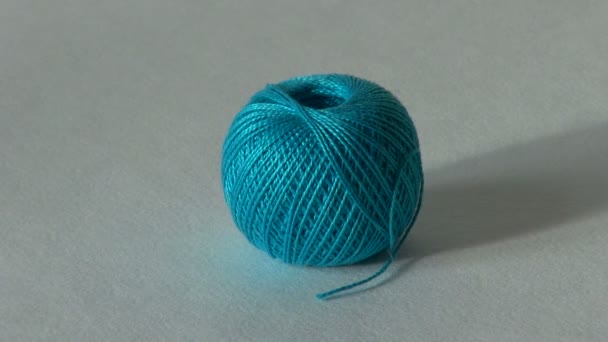 Голубой клубок пряжи для вязания и рукоделия — стоковое видео