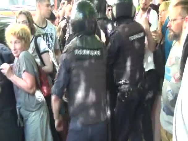 La policía arrestó duramente a un manifestante en Moscú. Manifestantes resisten — Vídeos de Stock