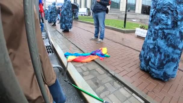 Rainbow hbt flagga vid ett rally i Ryssland — Stockvideo