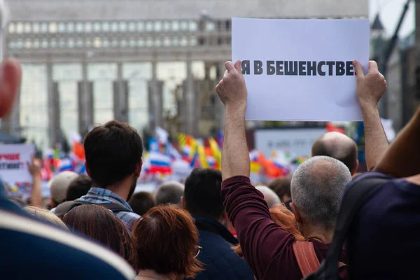 Estou furioso. Um manifestante segura um cartaz em um comício da oposição em Moscou, Rússia — Fotografia de Stock