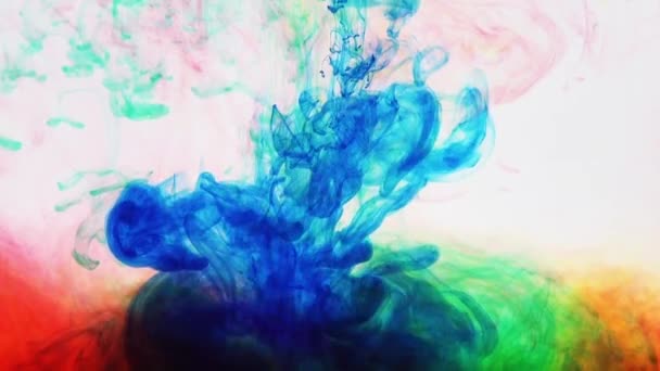 Blauwe verf wordt in een veelkleurige mix gegoten. inkt verf in water, ontspannen achtergrond — Stockvideo
