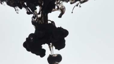 Suda siyah mürekkep boyası, rahat arka plan