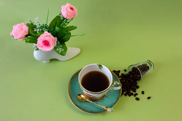 Koffie Bloemen Kaarsen Een Pistache Achtergrond Als Symbool Van Huiswarmte — Stockfoto