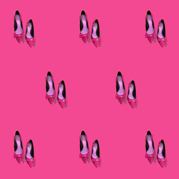 Patrón Tendencia Zapatos Color Rosa Sobre Fondo Carmesí Foto — Foto de Stock