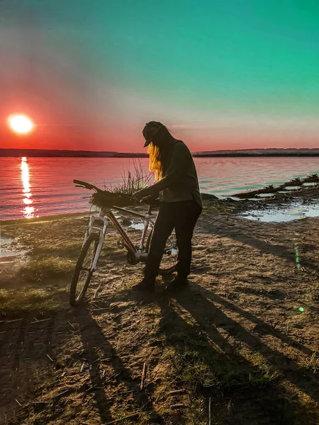 Silueta Una Joven Atardecer Fondo Del Río Con Bicicleta Verano — Foto de Stock