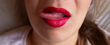 Genç bir kızın kırmızı dudakları, seksi.