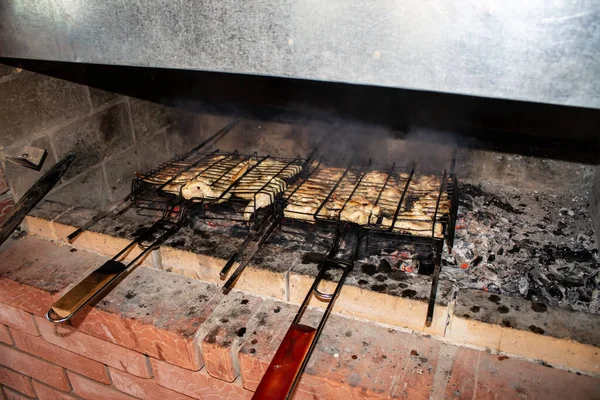 Ψητό Κρέας Τηγανίζεται Φούρνο Κάρβουνο — Φωτογραφία Αρχείου
