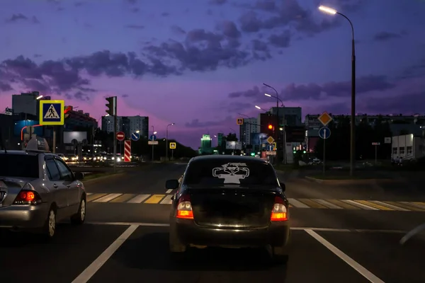 Foto Ciudad Por Noche Carretera Coches Tratamiento Artístico — Foto de Stock