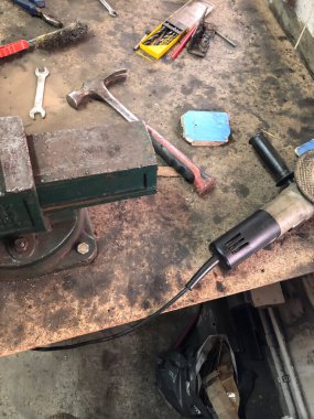 Otomobil tamircisi garajda, atölyede çalışıyor.