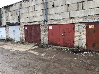 Eski terk edilmiş garajlar.