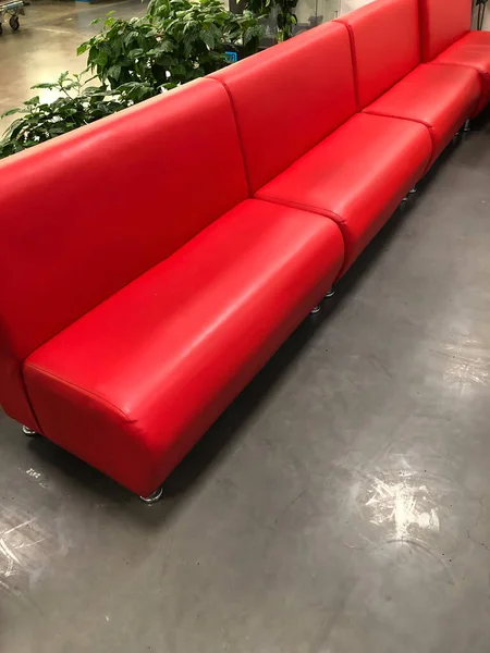 赤いソファの模倣革 — ストック写真