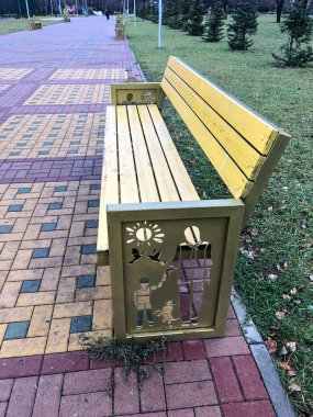 Şehirdeki bir parkta fotoğraf bankı.