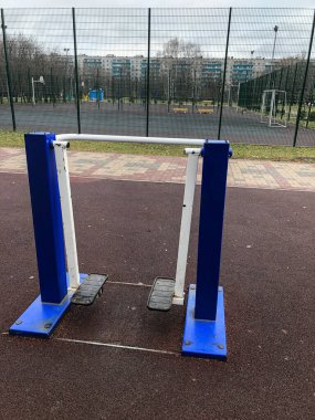 Parktaki spor için sokak egzersiz makinelerinin fotoğrafı.