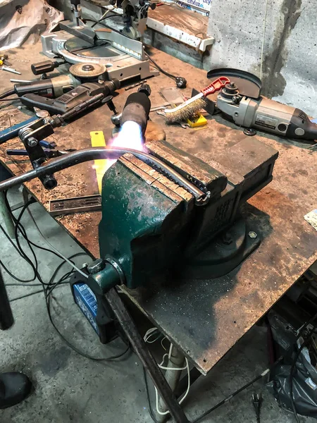 Hombre Mecánico Automóviles Trabajando Garaje Taller — Foto de Stock