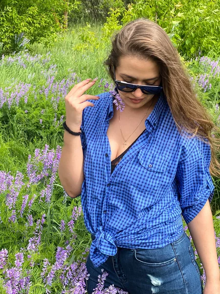 Photo Une Jeune Fille Dans Champ Été Fleurs — Photo