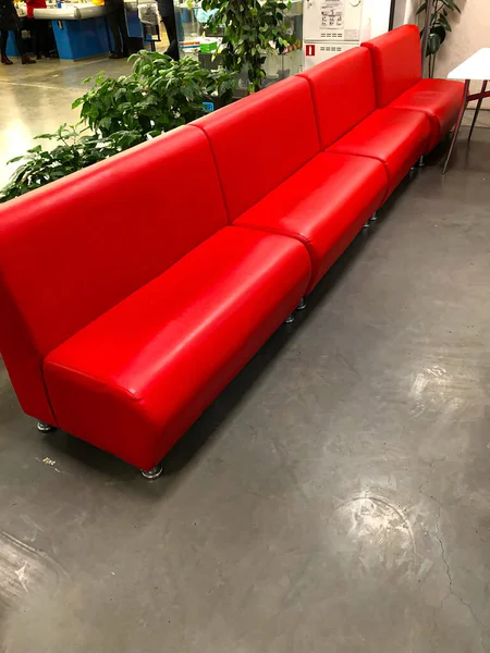赤いソファの模倣革 — ストック写真
