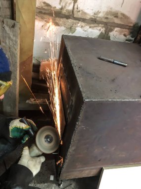 Otomobil tamircisi garajda, atölyede çalışıyor.