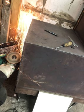 Otomobil tamircisi garajda, atölyede çalışıyor.