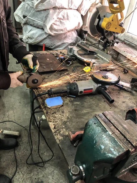 在车库里工作的汽车修理工 — 图库照片