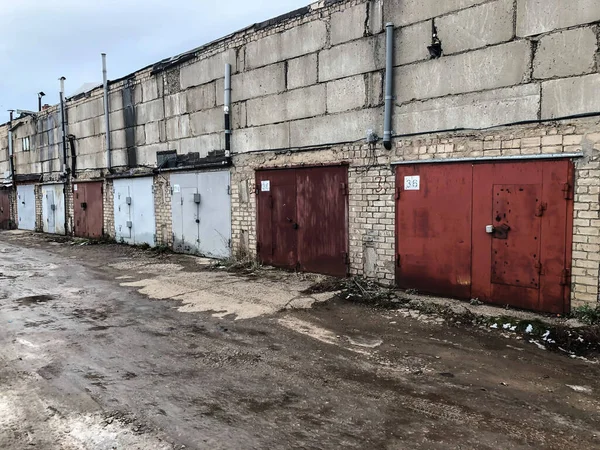 Eski terk edilmiş garajlar.