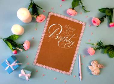 Doğum günü tebrikleriyle birlikte bir kartpostal veya internet afişi