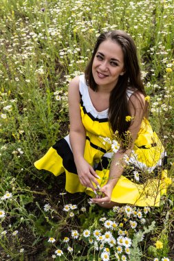 Papatya tarlasında genç bir kız