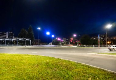 Fenerlerin ve lambaların arasında bir gece şehrinin güzel fotoğrafı.