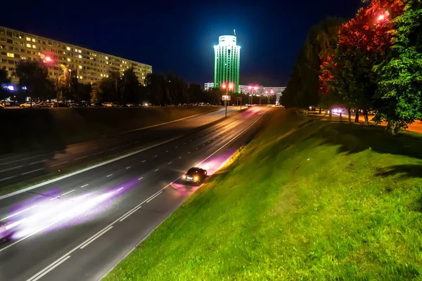 Mooie Foto Van Een Nachtelijke Stad Koplampen Lampen — Stockfoto