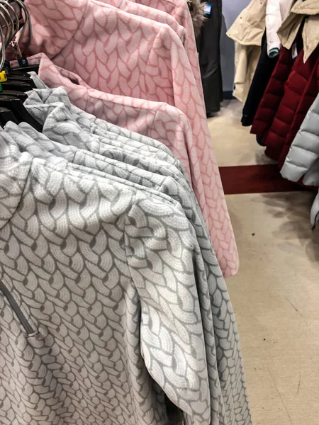 Ropa Mujer Percha Tienda Los Abrigos Las Chaquetas Las Blusas — Foto de Stock