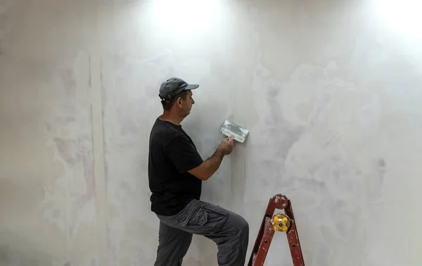 Man Doing Repairs Finishing Room Plasterers Puttied Painted Walls — Stock Photo, Image