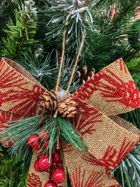 Photo Close Weihnachtskomposition Weihnachtsspielzeug Auf Dem Weihnachtsbaum — Stockfoto