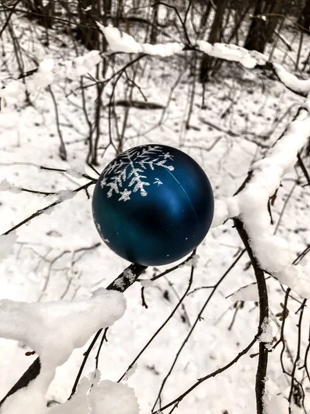 Photo Close Weihnachtskomposition Weihnachtsspielzeug Auf Dem Weihnachtsbaum — Stockfoto