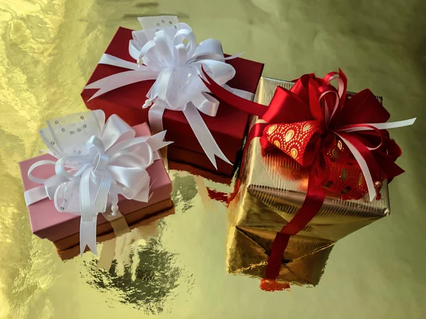 Pudełka Świąteczne Prezentami Złotym Tle Boże Narodzenie Nowy Rok — Zdjęcie stockowe