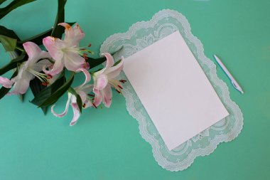 Metin için yeri olan posta kartı ya da İnternet afişi iletiliyor