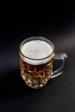 Siyah arka planda bira fincanları, Ekim Festivali.