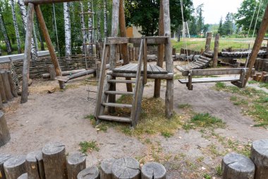 Oyun parkı, ormandaki tahtadan yapılmış.