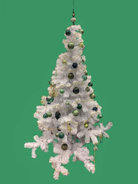 Białe Choinki Kulkami Świątecznymi Izolacja — Zdjęcie stockowe