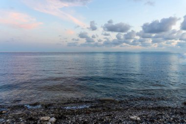 Denizde gün batımı, güzel bir arka plan, bilgisayarınız için ekran koruyucu