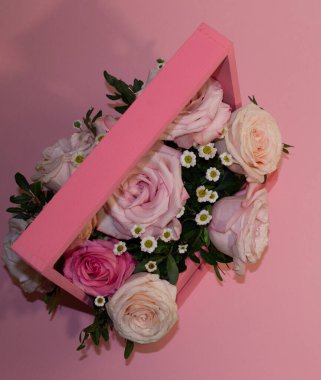 Kartpostal şablonu, kopya sprey pembe arka plandaki sepetteki pembe güller.