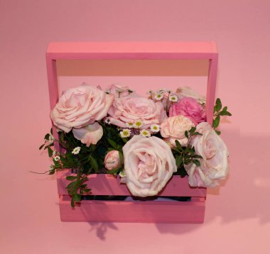 Kartpostal şablonu, kopya sprey pembe arka plandaki sepetteki pembe güller.