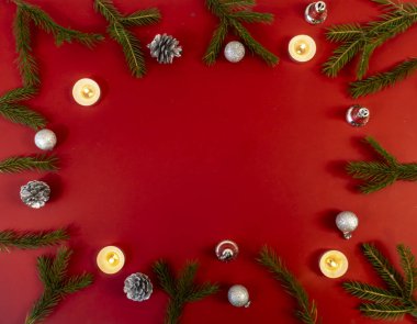 Noel kartı, afiş, kırmızı zemin üzerinde kopya alanı olan düz yatak